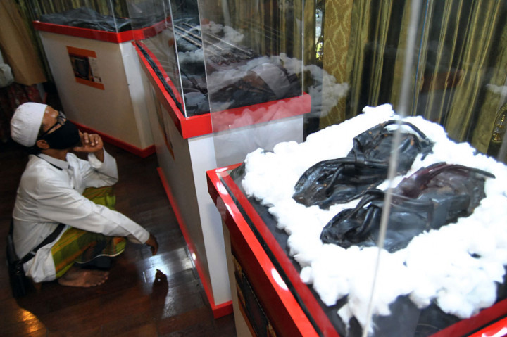 Benda bersejarah yang turut dipamerkan antara lain, sorban, baju, janggut, darah bekam, baju perang, pedang, tongkat, busur, panah, dan lain-lain. Pameran berlangsung hingga Minggu, 26 Juli.