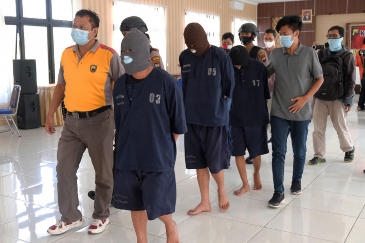 Jajaran Satreskrim Polres Temanggung berhasil meringkus tiga orang komplotan pembobol ATM lintas provinsi yang telah beroperasi di sejumlah kota dengan modus operasi mengganjal mesin ATM menggunakan obeng. 