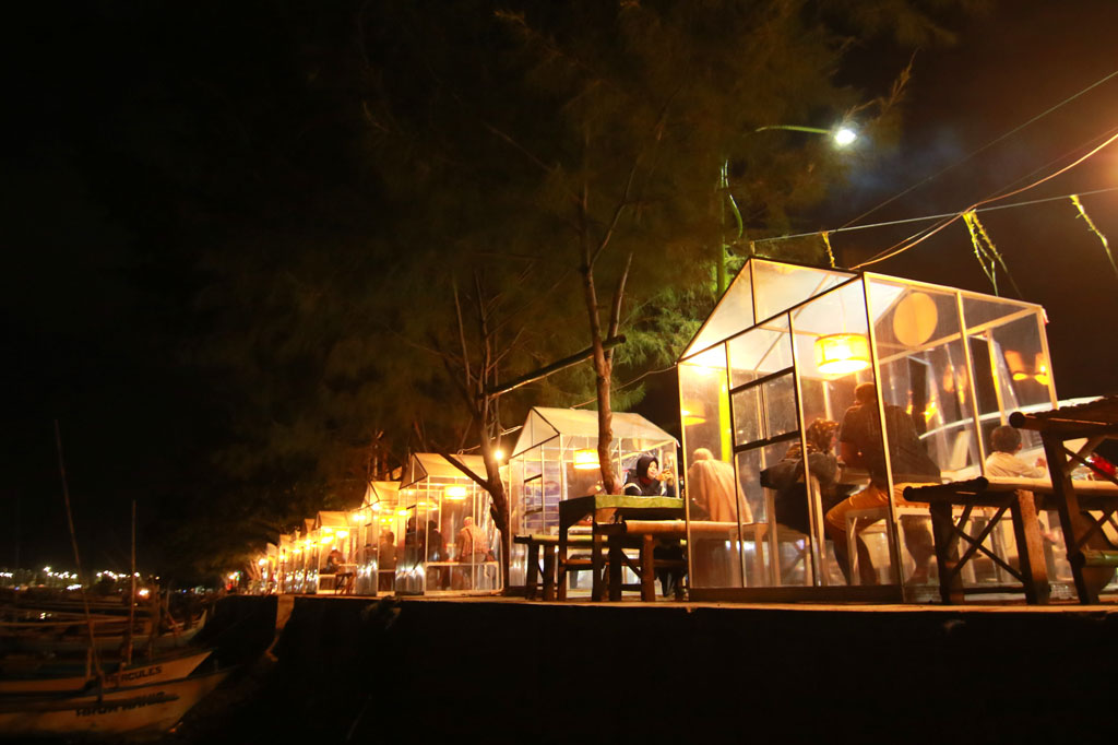 Di pusat kuliner tersebut pengelola menyediakan tempat cuci tangan, dan menerapkan protokol kesehatan untuk mencegah penularan covid-19.