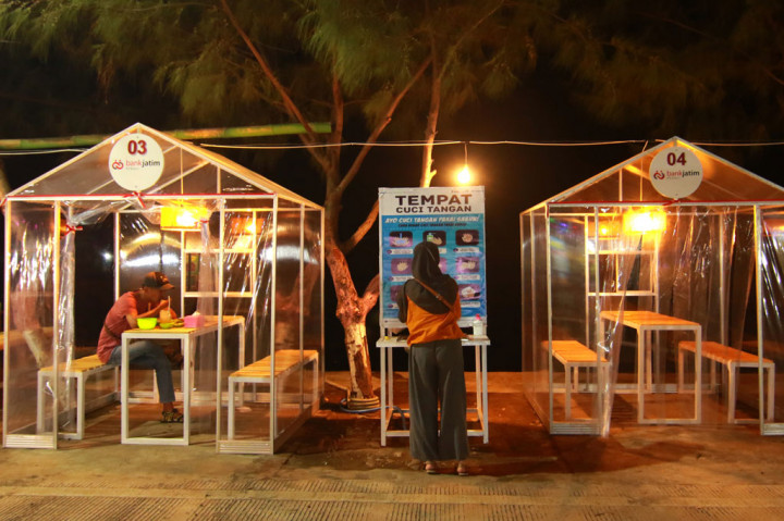 Pengunjung menikmati sajian kuliner di dalam Pondok Terawang di Kampung Mandar, Banyuwangi, Jawa Timur, Jumat, 24 Juli 2020.
