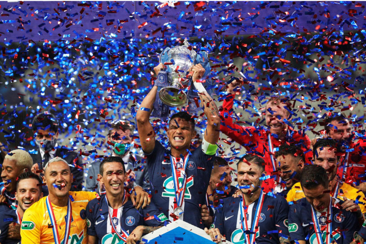 Para pemain Paris Saint Germain melakukan selebrasi sambil mengangkat trofi Piala Prancis yang baru saja mereka raih di Stade de France, di Saint-Dennis, Sabtu, 25 Juli 2020 dini hari WIB.