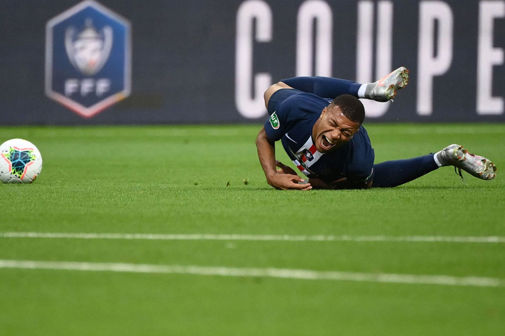 Paris St Germain (PSG) mendapat pukulan keras setelah pemain depannya Kylian Mbappe harus ditarik keluar lapangan akibat cedera pergelangan kaki pada babak pertama pertandingan final Piala Prancis, Sabtu, 25 Juli 2020 dini hari WIB.