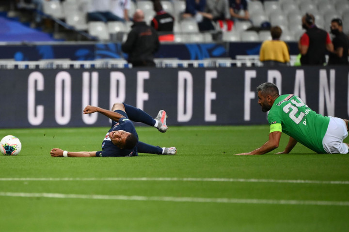 Mbappe mengerang kesakitan setelah ditekel oleh bek St Etienne Loic Perrin, saat sang penyerang Timnas Prancis tersebut sedang berlari menuju gawang lawan.
