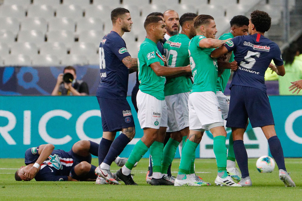 Tayangan ulang memperlihatkan pergelangan kaki Mbappe terkilir akibat tekel tersebut. Kejadian tersebut sempat memanaskan situasi di lapangan dan memicu kericuhan antarpemain kedua kesebelasan.