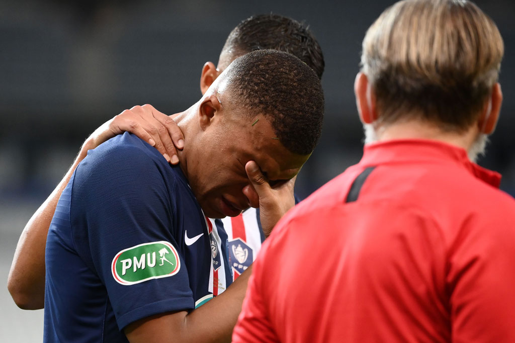 Setelah beberapa menit mendapat perawatan dari staf medis PSG, pemain 20 tahun itu masih terlihat kesakitan dan berurai air mata saat digantikan oleh Pablo Sarabia.