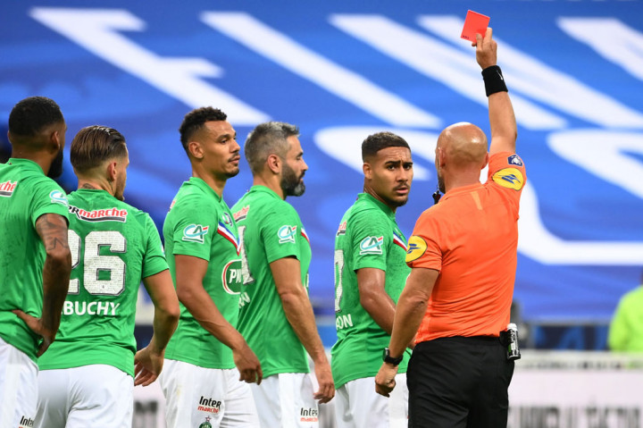 Sementara Perrin awalnya hanya mendapat kartu kuning untuk pelanggarannya tersebut. Namun setelah melakukan peninjauan VAR, wasit Amaury Delerue memutuskan untuk menggantinya menjadi kartu merah. Ini merupakan ketiga kalinya pemain St Etienne diusir keluar lapangan pada babak pertama saat melawan PSG pada musim 2019/2020.