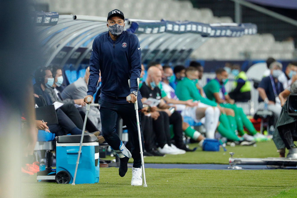 Mbappe kemudian keluar dari ruang ganti dengan menggunakan kruk untuk menyaksikan rekan-rekannya berjuang pada babak kedua.