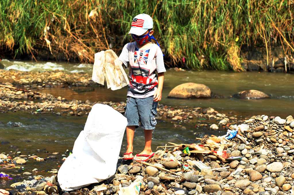Sampah-sampah yang dipungut para relawan dari Sungai Ciliwung didominasi sampah rumah tangga, seperti plastik bekas makanan dan popok bayi.