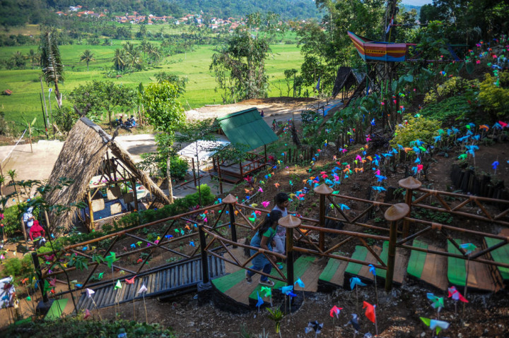 Warga Desa Cipanas berinisiatif untuk mengubah lahan hutan yang tidak terpakai untuk dijadikan tempat wisata secara swadaya guna mendongkrak perekonomian warga.