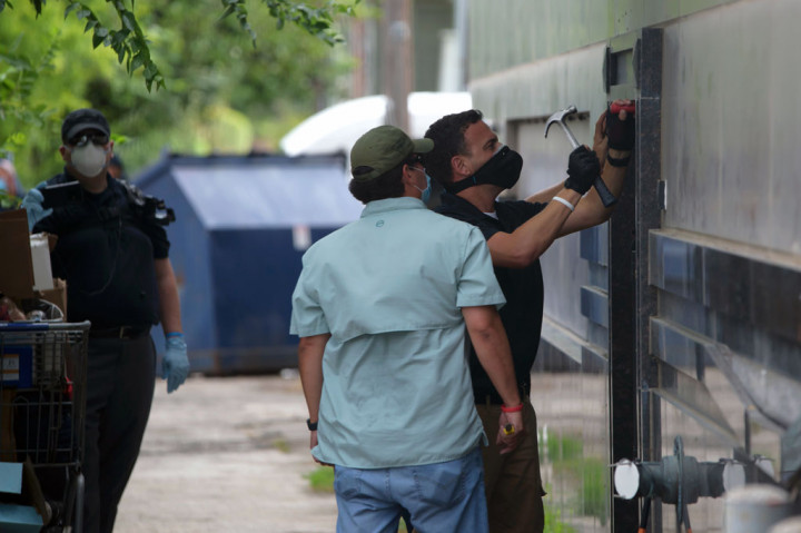 Di antara orang-orang itu, terlihat seorang pejabat Kementerian Luar Negeri AS, Cliff Seagroves, yang bekerja untuk misi luar negeri.