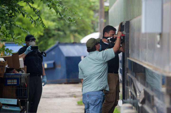 Sekelompok orang itu tidak menjawab pertanyaan wartawan mengenai siapa mereka, sementara juru bicara kementerian menolak memberikan keterangan terkait keberadaan Seagroves ataupun aktivitas yang dilakukan orang-orang tersebut di konsulat.
