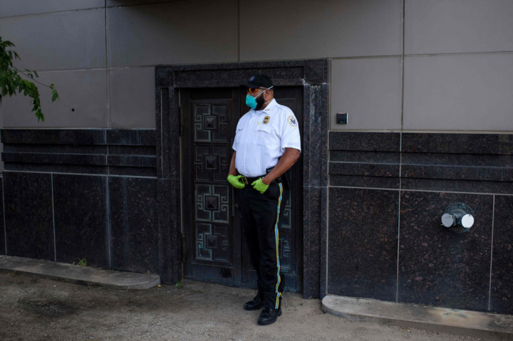 Usai orang-orang tersebut membuka paksa pintu dan masuk ke dalam gedung, dua anggota tak berseragam dari Biro Keamanan Diplomatik di kementerian tiba untuk melakukan penjagaan di depan pintu. Mereka juga tidak merespon pertanyaan wartawan. Belum ada komentar dari Kedutaan Besar Tiongkok di Washington terkait peristiwa tersebut.