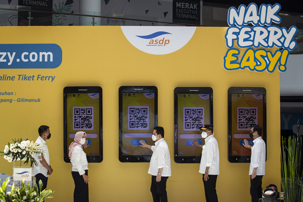 Menteri BUMN Erick Thohir (tengah), Menteri Perhubungan Budi Karya Sumadi (kedua kanan), Menteri Pariwisata dan Ekonomi Kreatif Wishnutama Kusubandio (kanan), Direktur Utama PT ASDP Indonesia Ferry (Persero) Ira Puspadewi (kedua kiri), dan Komisaris Utama Saiful Haq Manan meluncurkan aplikasi Ferizy di Pelabuhan Merak, Banten, Sabtu, 25 Juli 2020. 