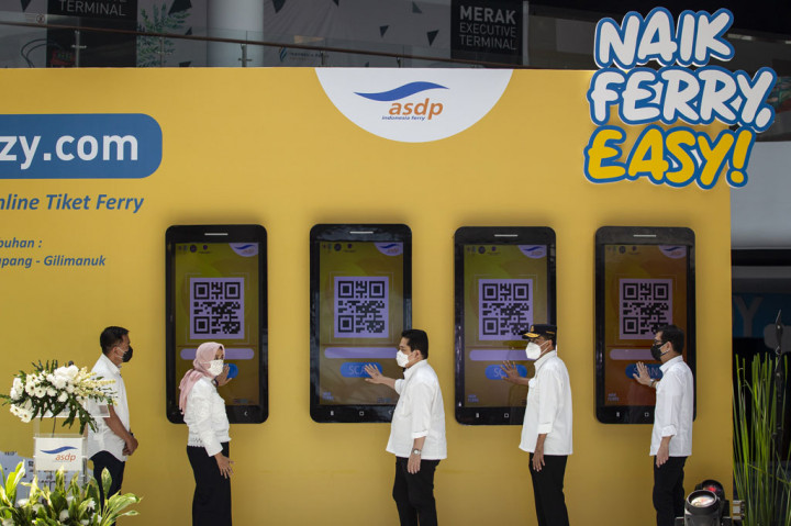Menteri BUMN Erick Thohir (tengah), Menteri Perhubungan Budi Karya Sumadi (kedua kanan), Menteri Pariwisata dan Ekonomi Kreatif Wishnutama Kusubandio (kanan), Direktur Utama PT ASDP Indonesia Ferry (Persero) Ira Puspadewi (kedua kiri), dan Komisaris Utama Saiful Haq Manan meluncurkan aplikasi Ferizy di Pelabuhan Merak, Banten, Sabtu, 25 Juli 2020. 