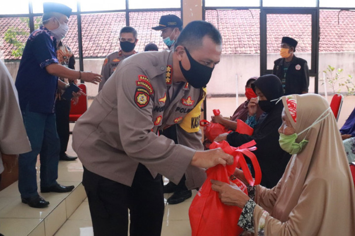 Keluarga besar alumni Akpol Tahun 1991/BD melaksanakan bakti sosial kepada masyarakat yang terdampak covid-19 dalam rangka pengabdian 29 tahun Bataliyon Bhara Daksa.