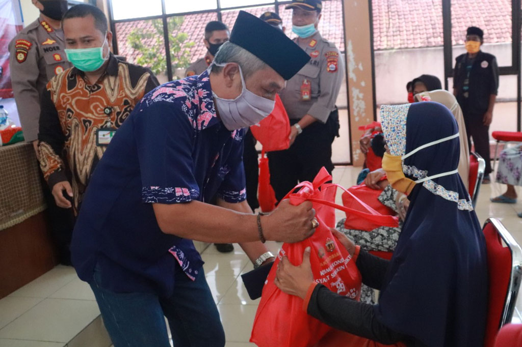 Bakti sosial dilaksanakan di dua tempat yaitu Kelurahan Cilowong, Kecamatan Taktakan, Kota Serang dan Link Terate Udik (Masjid Sumpah) RT 02 RW 04 Kelurahan Masigit, Kecamatan Jombang, Kota Cilegon, Sabtu, 25 Juli 2020. Sebanyak 250 paket bantuan sembako dibagikan untuk membantu meringankan beban masyarakat yang terdampak covid-19.