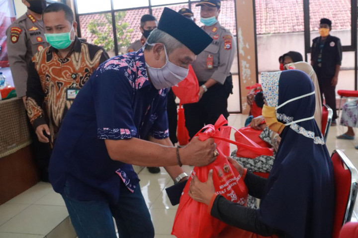 Bakti sosial dilaksanakan di dua tempat yaitu Kelurahan Cilowong, Kecamatan Taktakan, Kota Serang dan Link Terate Udik (Masjid Sumpah) RT 02 RW 04 Kelurahan Masigit, Kecamatan Jombang, Kota Cilegon, Sabtu, 25 Juli 2020. Sebanyak 250 paket bantuan sembako dibagikan untuk membantu meringankan beban masyarakat yang terdampak covid-19.