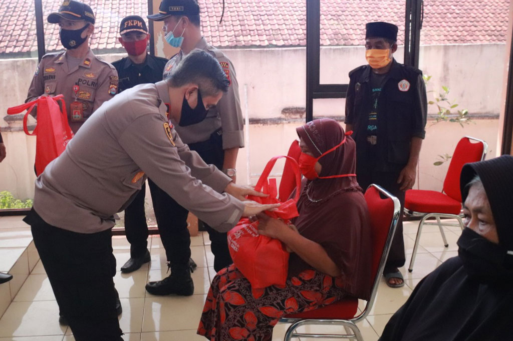 
Alumni Akpol Tahun 1991/BD yang ikut serta dalam baksos di wilayah Hukum Polda Banten tersebut di antaranya Ka BNP Prov Banten Brigjen Tantan Sulistiyana, Irwasda Polda Banten Kombes Ady Soeseno, Karo Pps Polda Banten Kombes Amiludin Roemtaat, Dirsamapta Polda Banten Kombes Noerwiyanto, Kombes Yulias, dan didampingi Kabid Humas Polda Banten.