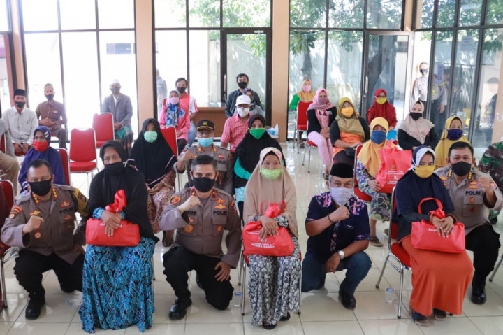 
“Kami juga menghimbau masyarakat untuk selalu menerapkan protokol kesehatan saat beraktifitas sehari-hari. Masyarakat diharapkan dapat betul-betul menerapkan selalu protokol kesehatan, dengan selalu menggunakan masker, menjaga jarak, selalu mencuci tangan dengan menggunakan air mengalir dan sabun, hindari kerumunan massa. Semoga bantuan ini dapat mengurangi kesulitan yang dirasakan masyarakat,” Kata Tantan Sulistiyana.