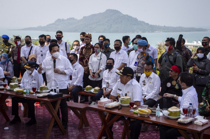 Menteri BUMN Erick Thohir (kedua kiri) menyampaikan sambutan disaksikan Menteri Pariwisata dan Ekonomi Kreatif Wishnutama Kusubandio (kanan), Menteri Perhubungan Budi Karya Sumadi (kiri) dan Gubernur Lampung Arinal Djunaidi (kedua kanan) saat mengunjungi Menara Siger, Lampung.