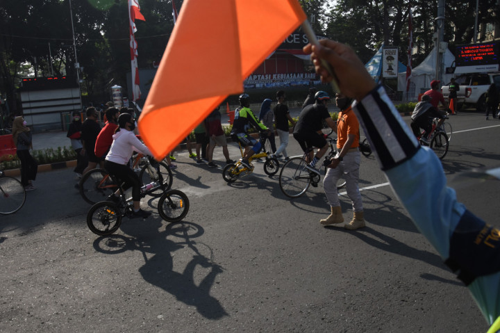 Pemprov DKI Jakarta menyiapkan 30 kawasan khusus pesepeda di lima kota administrasi Jakarta serta perluasan jalur sepeda sementara yang disiapkan sepanjang Jalan Medan Merdeka Barat hingga Jalan Sudirman dengan menggunakan 2-3 lajur di sebelah kiri sebagai dampak dari peniadaan hari bebas kendaraan bermotor (HBKB) di Jalan Sudirman-Thamrin.