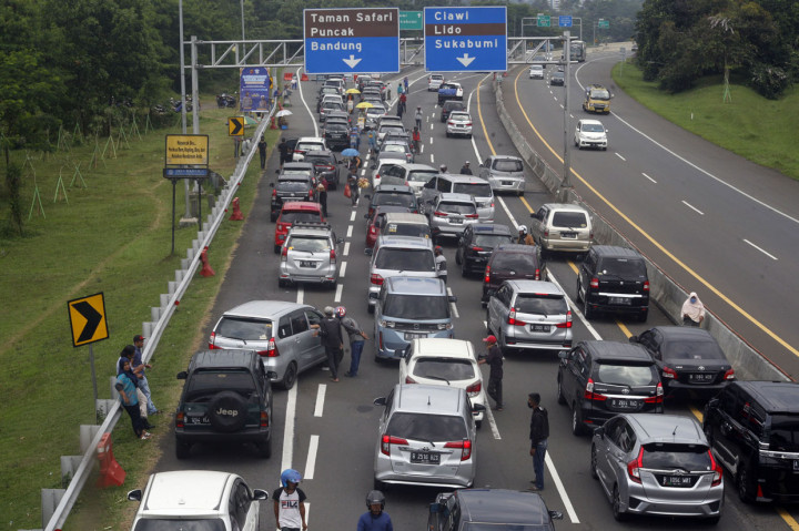 Antrean kendaraan menuju kawasan wisata Puncak, Gadog, Kabupaten Bogor, Jawa Barat.
