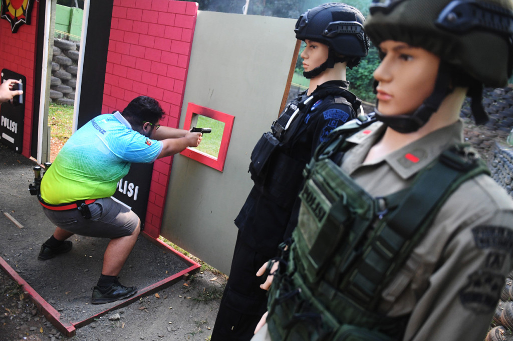 Peserta membidik sasaran saat mengikuti kejuaraan menembak Piala Kapolri di Lapangan Tembak Senayan, Jakarta.