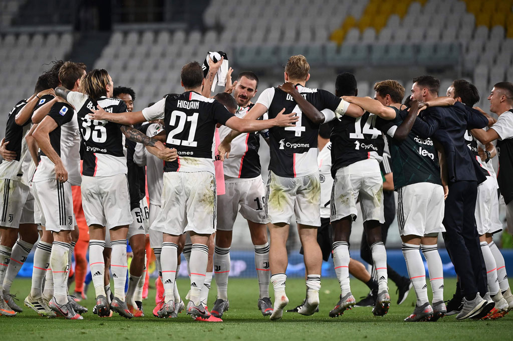 Para pemain Juventus meluapkan kegembiraannya usai memastikan diri meraih gelar juara Liga Italia, Senin, 27 Juli 2020 dini hari WIB.