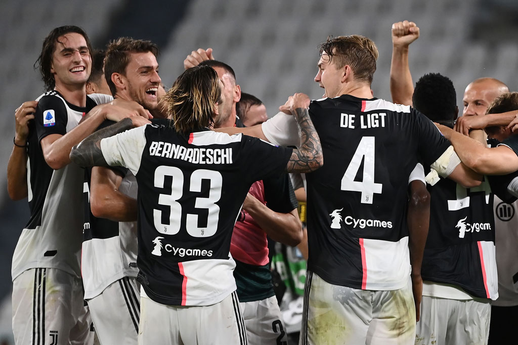 Juventus berhasil mengamankan gelar Liga Italia untuk kesembilan kalinya secara beruntun setelah menang 2-0 atas Sampdoria pada laga pekan ke-36 di Allianz Arena, Senin, 27 Juli 2020 dini hari WIB.