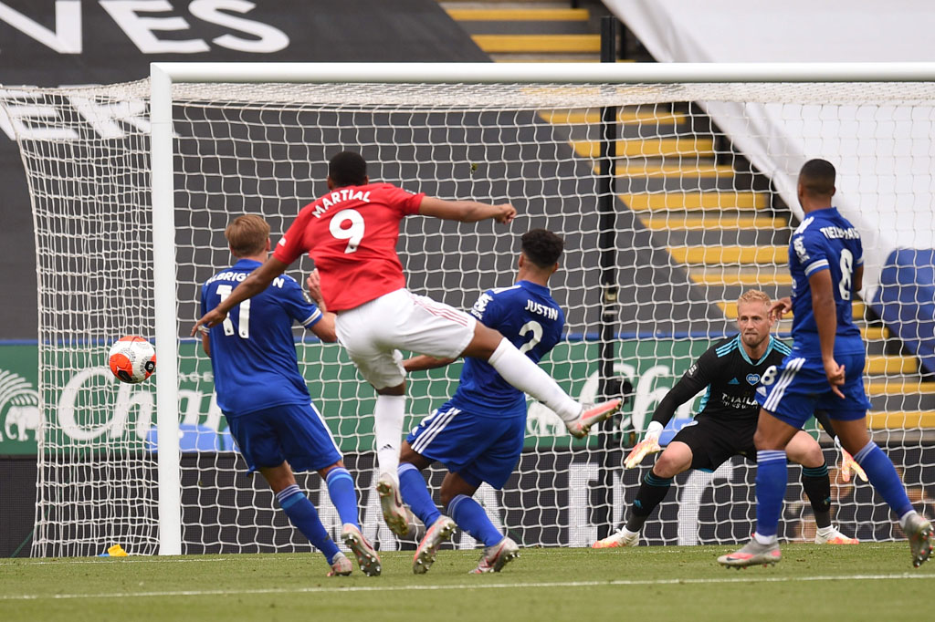 Dihadapkan situasi wajib menang untuk menentukan nasib sendiri, kedua tim tampil menyerang sejak awal laga. Beberapa peluang tercipta namun tidak berbuah gol.