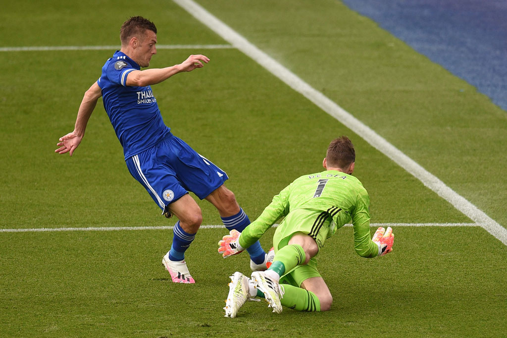 Peluang Leicester lewat Jamie Vardy masih dapat digagalkan kiper MU David de Gea. Tak ada gol yang tercipta di babak pertama.
