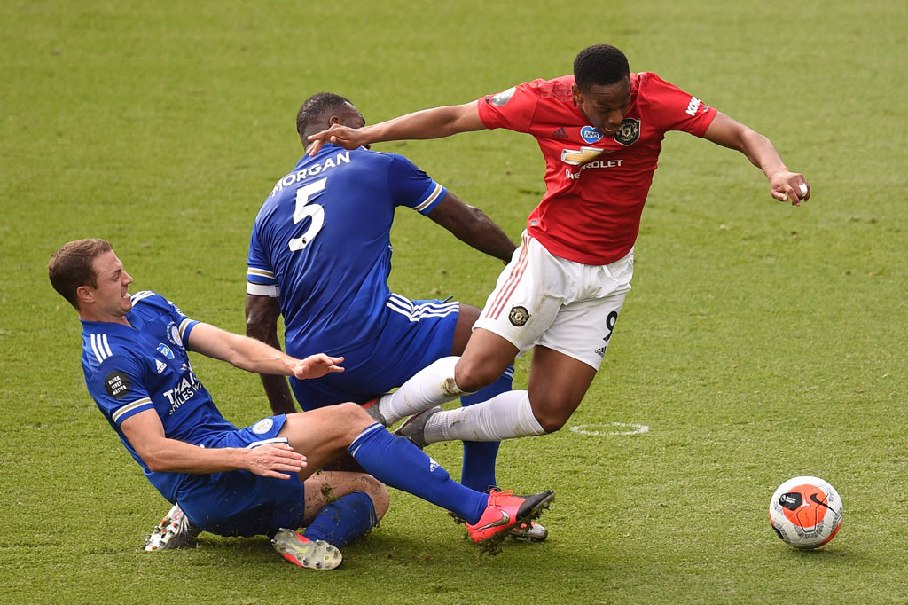 Pada menit ke-68, MU mendapat hadiah penalti setelah Anthony Martial dijatuhkan Jonny Evans di dalam area terlarang.