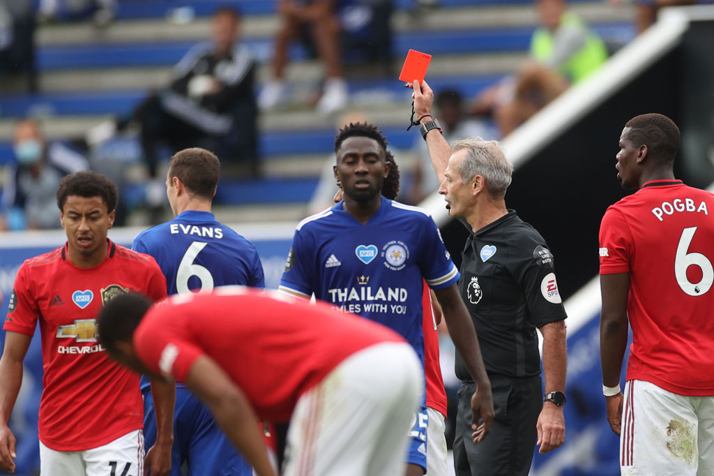 Frustrasi yang mendera Leicester membuat Evans melakukan pelanggaran keras terhadap Scott McTominay dan membuatnya diganjar kartu merah pada menit keempat injury time.