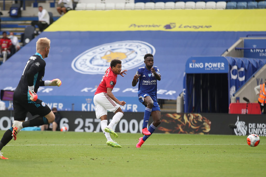 Bahkan pada menit kedelapan injury time, Jesse Lingard menggandakan kemenangan MU menjadi 2-0 setelah memperdaya Schmeichel di tepi kotak penalti, sebelum menceploskan bola ke gawang tak bertuan.