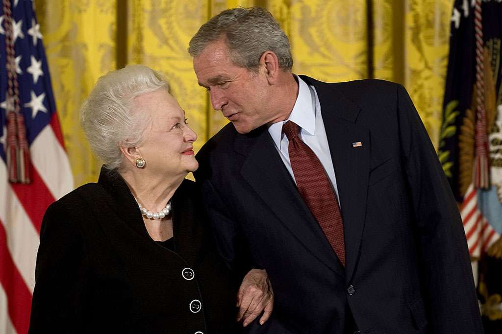 De Havilland, yang menjadi warga Amerika setelah proses naturalisasi, lahir dari orangtua asal Inggris di Jepang, dan dia tinggal di Paris sejak 1953. Keluarga De Havilland pindah ke California saat dia masih belia.