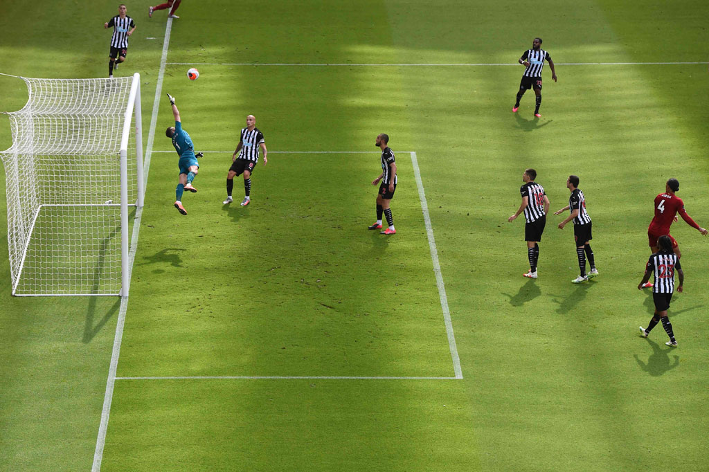 Memasuki menit ke-38, Virgil van Dijk mencetak gol penyeimbang lewat sundulannya memaksimalkan umpan lambung Chamberlain di sisi kanan.