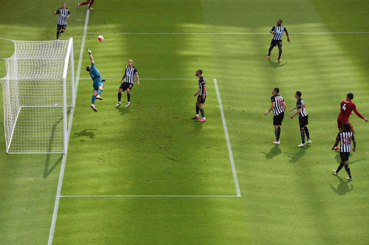 Memasuki menit ke-38, Virgil van Dijk mencetak gol penyeimbang lewat sundulannya memaksimalkan umpan lambung Chamberlain di sisi kanan.