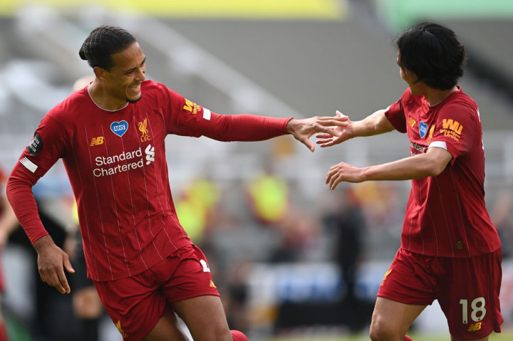 Virgil van Dijk melakukan selebrasi bersama Minamino usai menjebol gawang Newcastle United. Babak pertama berakhir 1-1.