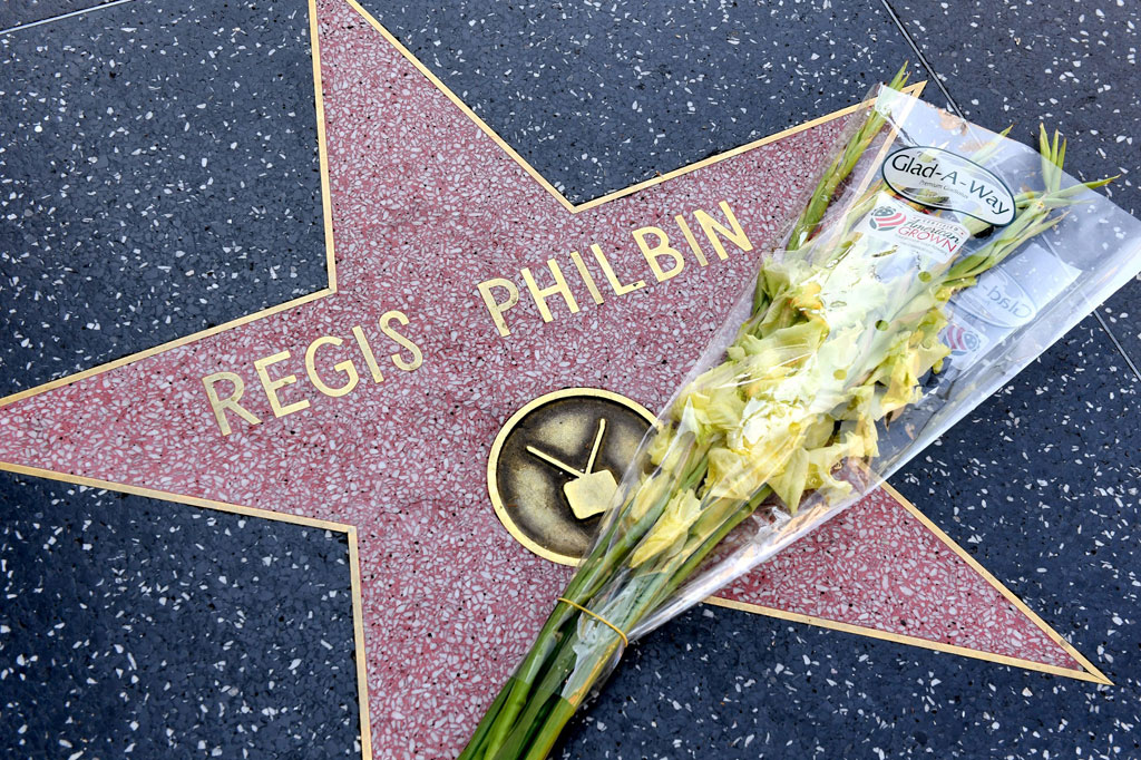 Karangan bunga diletakkan di bintang milik pembawa acara Regis Philbin, di Hollywood Walk of Fame, Los Angeles, California. Philbin meninggal dunia karena sebab alamiah pada usia 88 tahun.