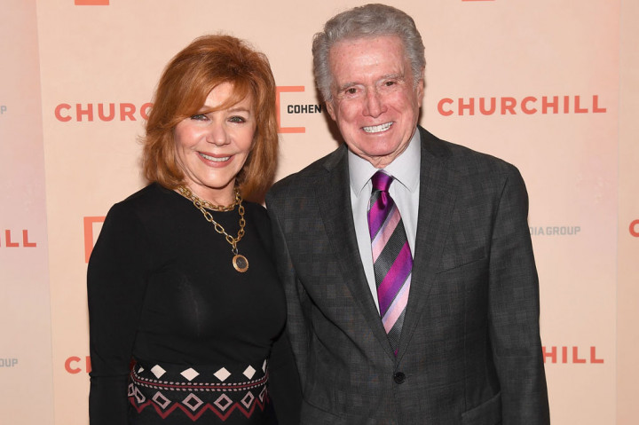 Regis Philbin membawakan berbagai acara, termasuk 'Who Wants to be a Millionere' saat tayang perdana di AS pada 1999. Philbin menandatangani kontrak honor USD20 juta per tahun untuk 'Who Wants to be a Millionaire' pada 2000, bayaran terbesar untuk pembawa acara kuis.