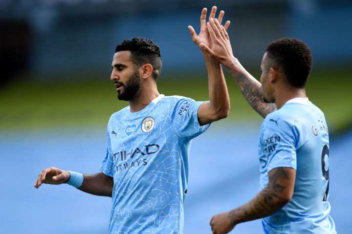 Tujuh menit jelang waktu normal usai, Riyad Mahrez membawa Man City unggul 4-0 lewat sepakan dari tengah kotak penalti. 