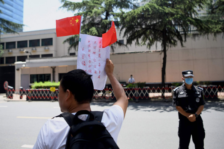 Polisi di Kota Chengdu membatasi akses ke wilayah di sekitar konsulat AS pada Senin pagi. Empat pejabat dengan alat pelindung diri terlihat berjalan menuju konsulat sekitar pukul 10:24 waktu setempat.