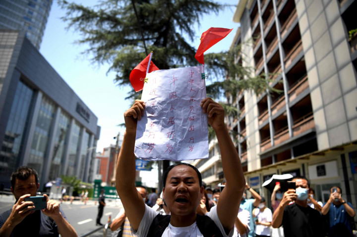 Sebelumnya, Staf Konsulat Jenderal AS di Kota Chengdu mengakhiri proses pengosongan ruangan, Minggu, 26 Juli 2020.
