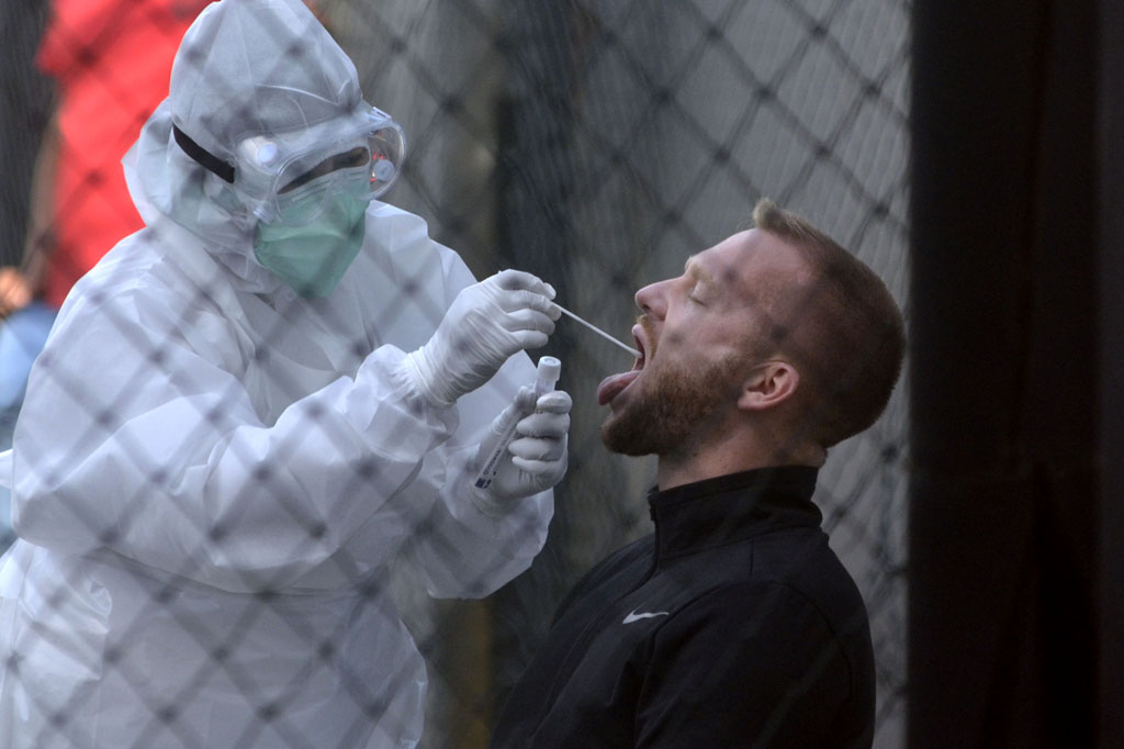 Pesepak bola Bali United Melvin Platje (kanan) menjalani tes usap (swab test) covid-19 di kawasan Kuta, Badung, Bali, Senin, 27 Juli 2020.