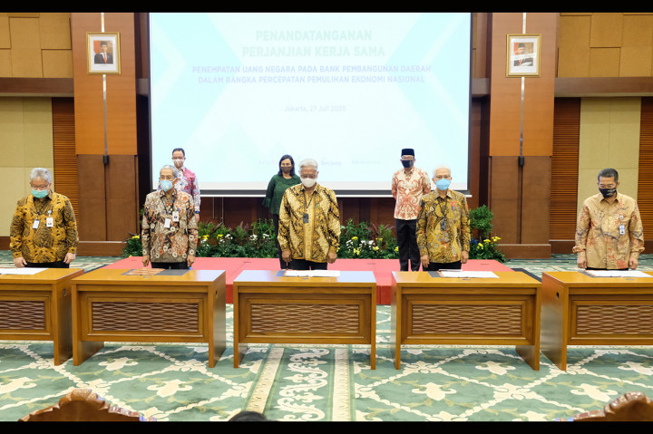 Penandatanganan Perjanjian Kemitraan Penempatan Uang Negara dalam Rangka Pemulihan Ekonomi Nasional, antara Direktorat Jenderal Perbendaharaan Kementerian Keuangan dengan Bank Pembangunan Daerah, oleh Dirjen Perbendaharaan, Dirut BPD DKI Jakarta, BPD Jawa Barat dan Banten, BPD Sulawesi Utara dan Gorontalo, BPD Jawa Tengah, disaksikan Menkeu Sri Mulyani, Gubernur DKI Jakarta Anies Baswedan, Gubernur Jawa Barat Ridwan Kamil.