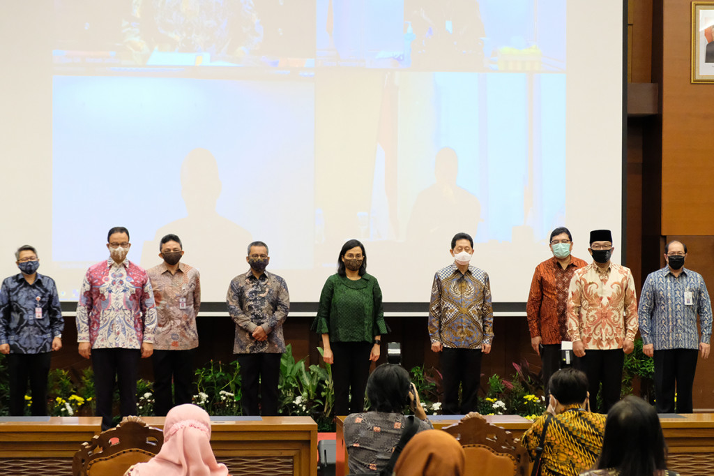 Untuk program ini Pemprov DKI Jakarta mengajukan pinjaman sebesar Rp12,5 triliun yang terdiri dari Rp4,5 triliun untuk tahun ini dan Rp8 triliun untuk tahun depan. Sementara Pemprov Jabar mengajukan pinjaman sebesar Rp4 triliun yang terdiri dari Rp1,9 triliun di 2020 dan Rp2,09 triliun di 2021.
