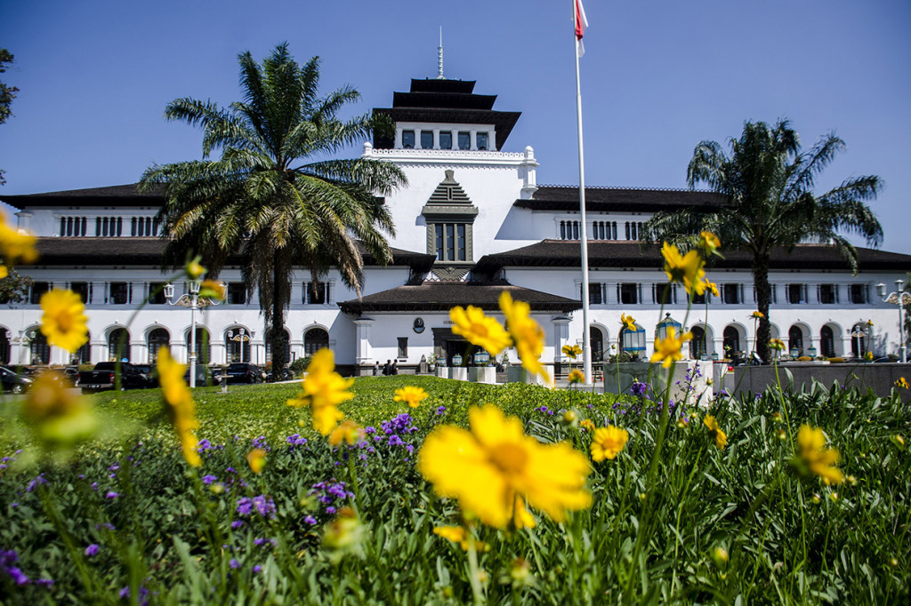 Gedung Sate yang dulu disebut Gouvernements Bedrijven itu dibangun pada masa pemerintahan Hindia Belanda pada 27 juli 1920 dan berdiri di atas lahan seluas 27.990,859 meter persegi, dengan luas bangunan sekitar 10.877,734 meter persegi. Gedung Sate saat ini menjadi kantor pusat pemerintahan Provinsi Jawa Barat sekaligus menjadi salah satu objek wisata sejarah.