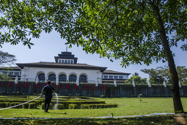 Petugas menyiram rumput Taman Gedung Sate di Bandung, Jawa Barat.