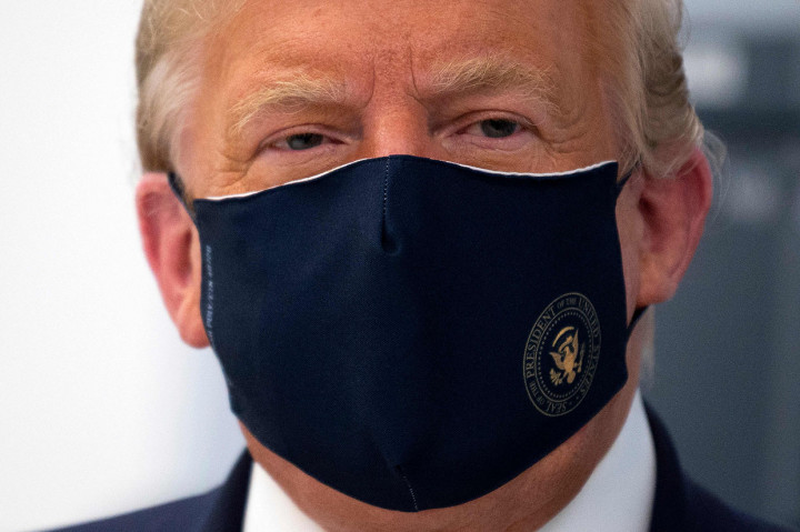 Presiden Donald Trump mengimbau warga Amerika Serikat untuk menjaga jarak, kebersihan, dan menggunakan masker. Hal itu dikatakan Trump selama kunjungan ke Pusat Inovasi Bioproses di Fujifilm Diosynth Bioteknologi, Morrisville, North Carolina, di tengah berlangsungnya pembuatan vaksin, Senin, 27 Juli 2020 waktu setempat.