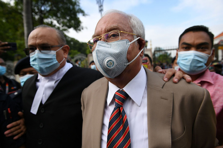 Mantan Perdana Menteri Malaysia Datuk Seri Najib Tun Razak tiba untuk menjalani sidang vonis di Mahkamah Tinggi Kuala Lumpur, Jalan Duta, Kuala Lumpur, Selasa, 28 Juli 2020.